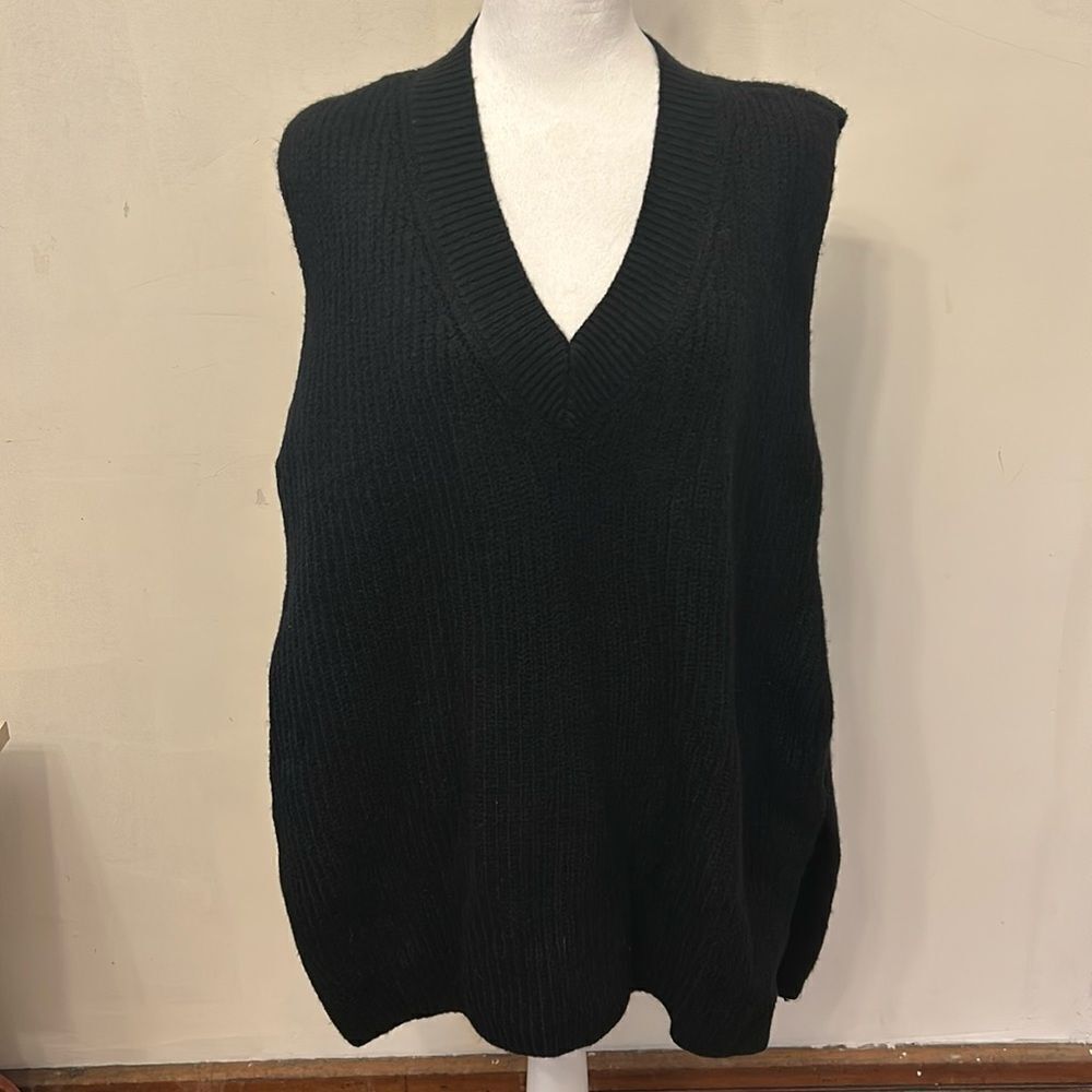 Vince Camuto black oversized V neck sweater vest Size S EUC